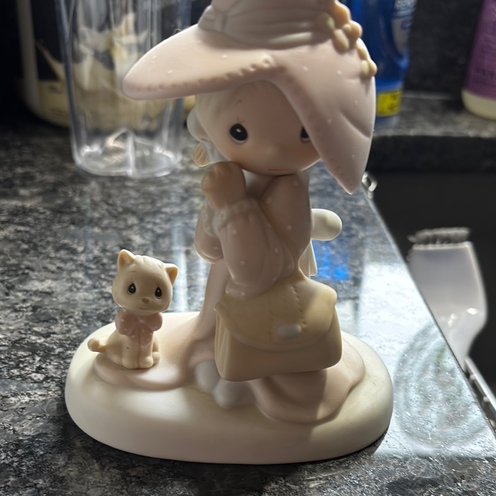 VTG Precious Moment “TO A VERY SPECIAL MOM “Figurine